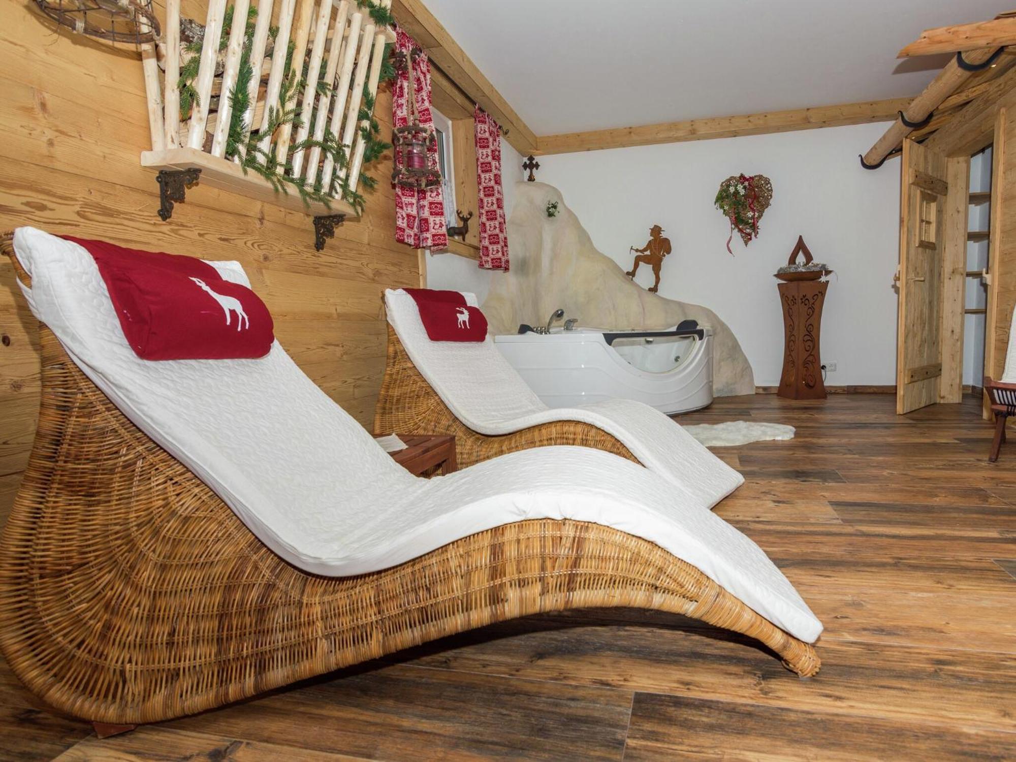 Alluring Holiday Home In Ubersee With Whirlpool エクステリア 写真
