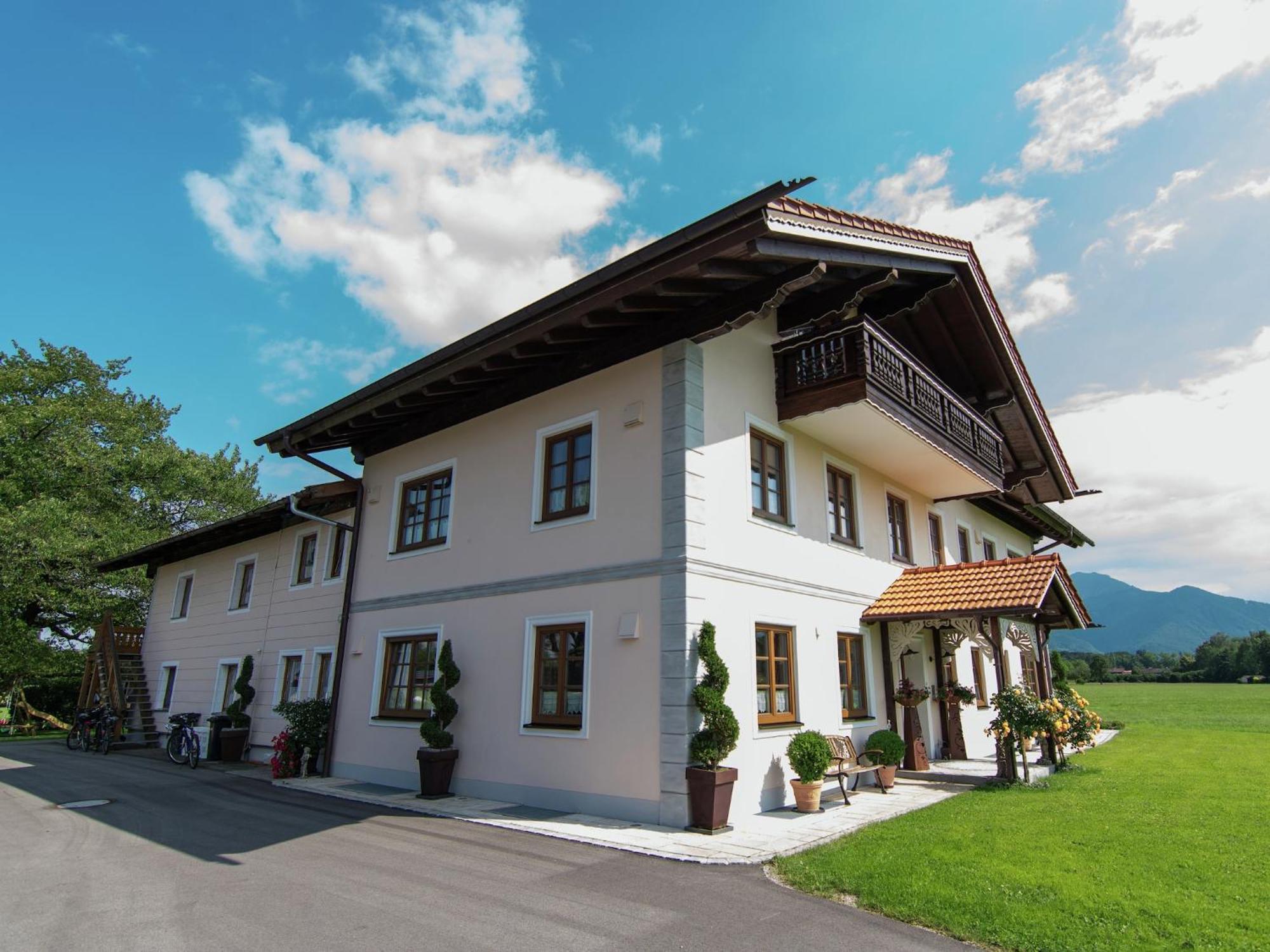 Alluring Holiday Home In Ubersee With Whirlpool エクステリア 写真